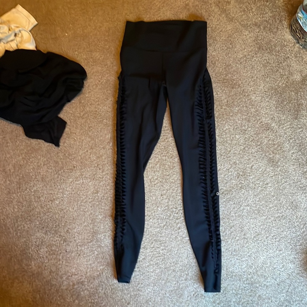Super cute alo leggings with cutouts up side